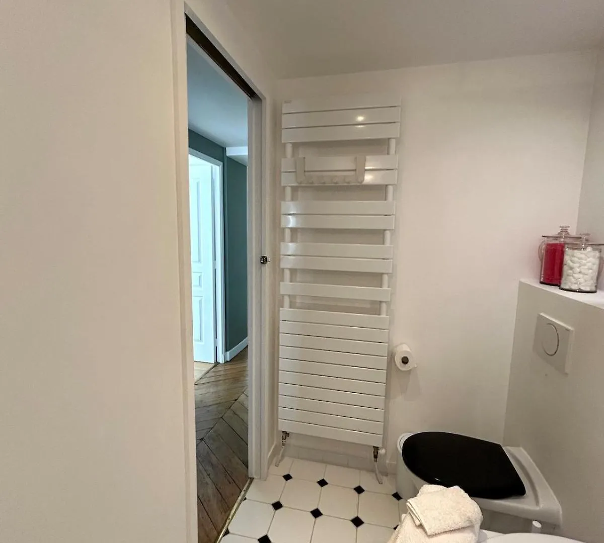 Outstanding And Sunbathed 3 Br Apartment Paris