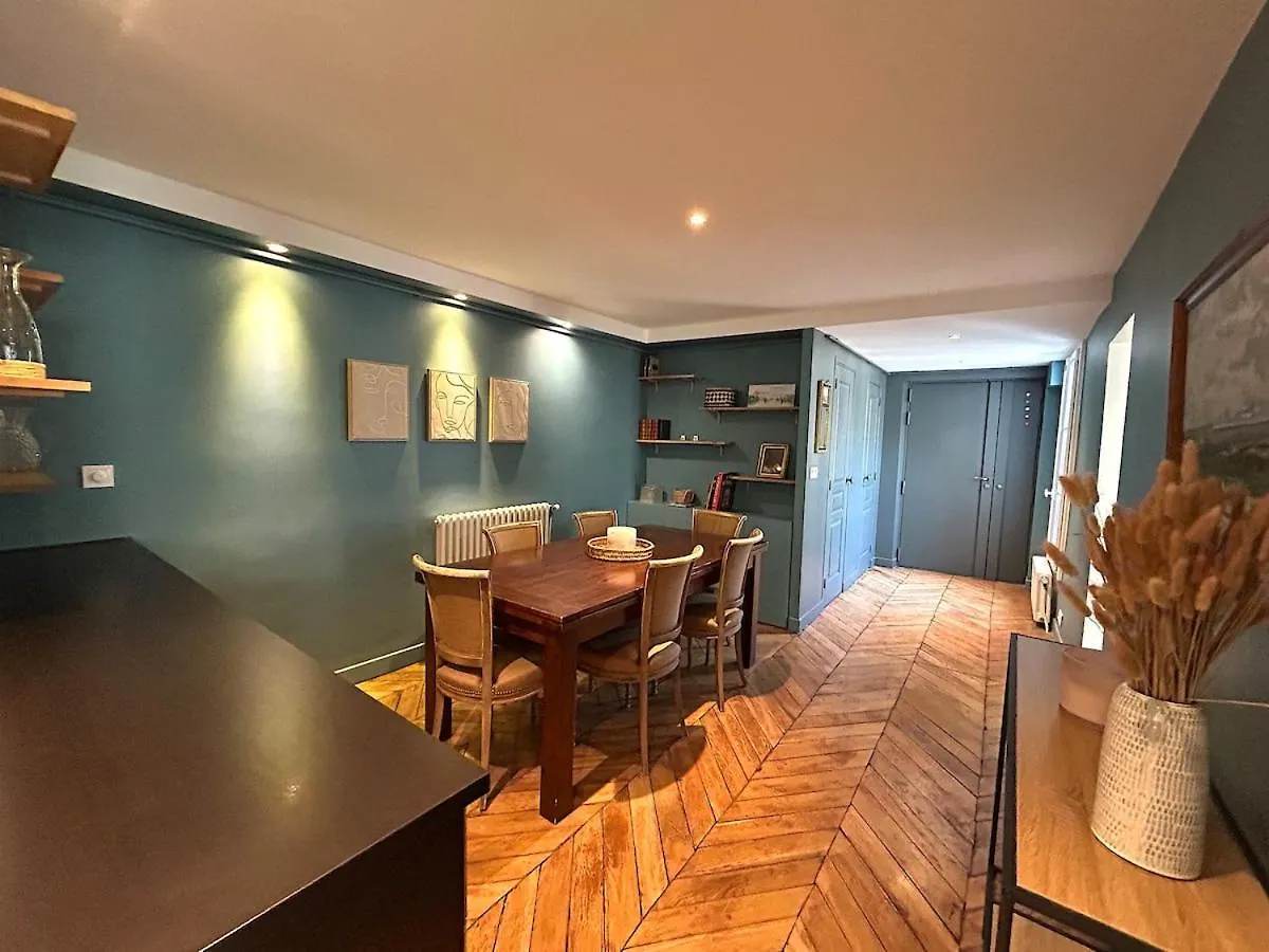 Outstanding And Sunbathed 3 Br Lejlighed Paris