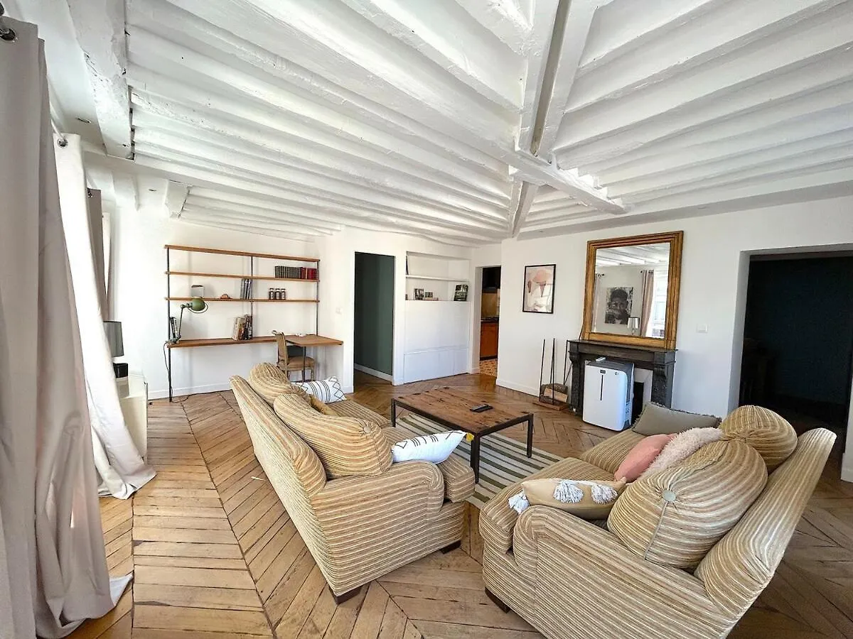 Outstanding And Sunbathed 3 Br Apartment Paris