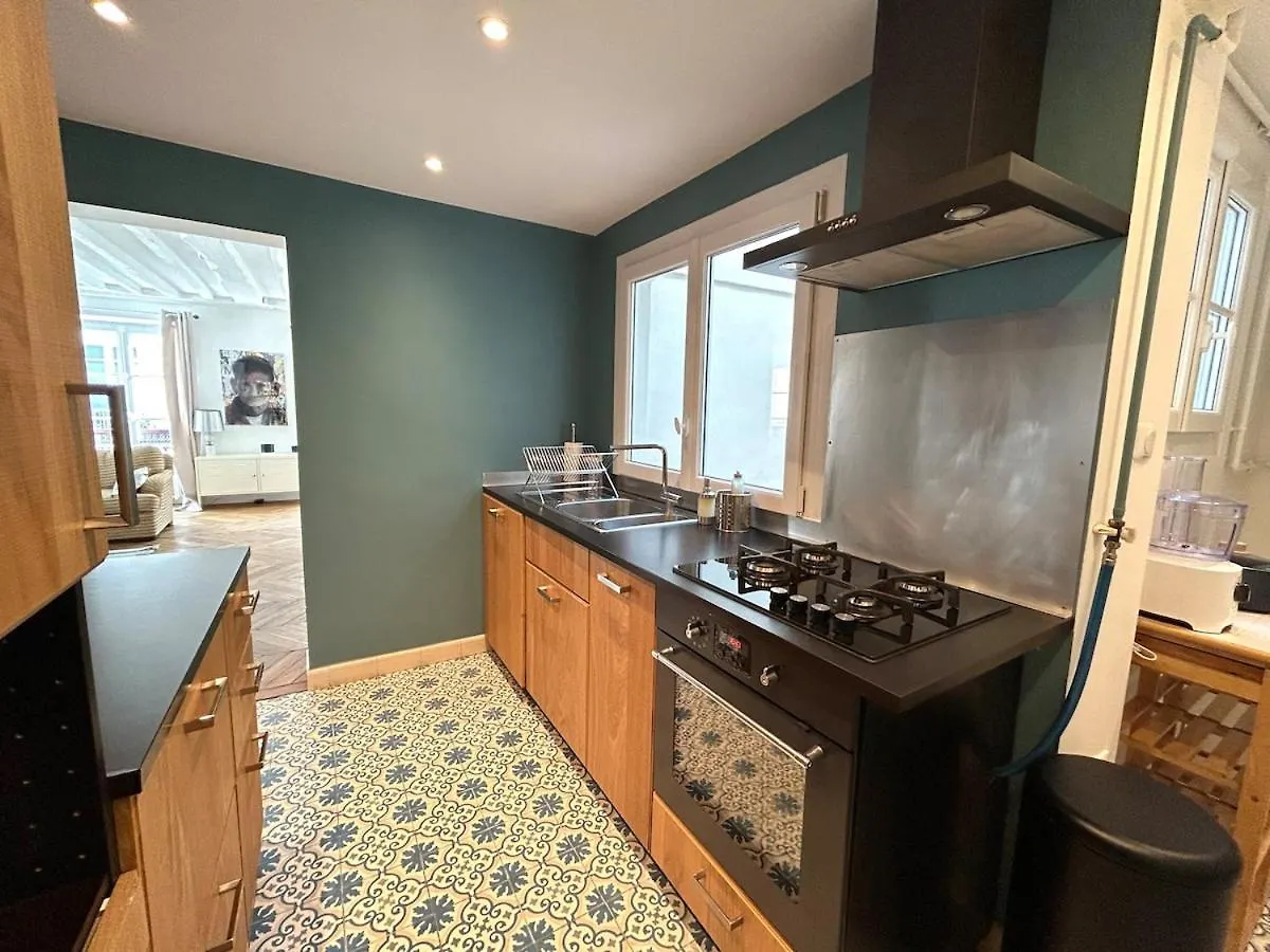 Outstanding And Sunbathed 3 Br Apartment Paris