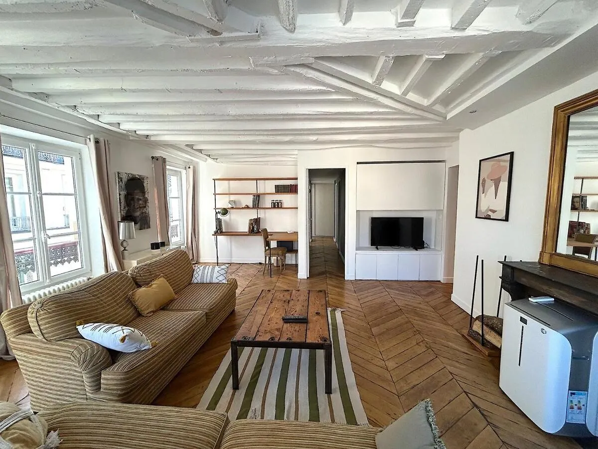 Outstanding And Sunbathed 3 Br Apartment Paris