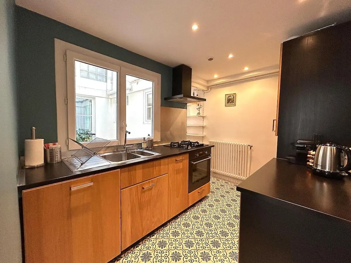 Outstanding And Sunbathed 3 Br Apartment Paris