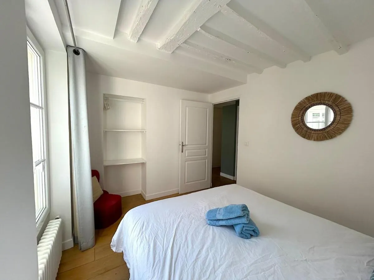 Outstanding And Sunbathed 3 Br Apartment Paris