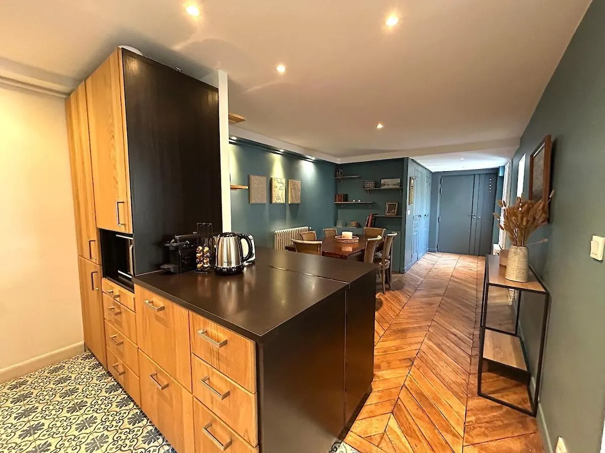 Outstanding And Sunbathed 3 Br Apartment Paris
