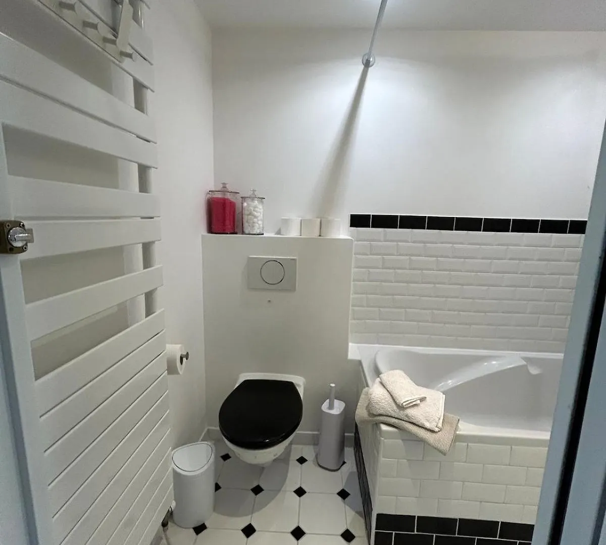 Outstanding And Sunbathed 3 Br Apartment Paris